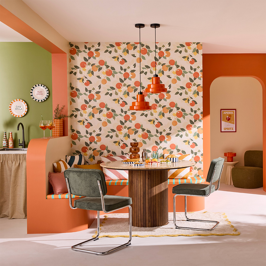 Déco italienne pour coin repas aux tons verts et oranges, papier peint motif agrumes 