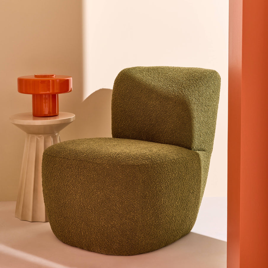 Fauteuil MARLA vert kaki avec table basse beige et lampe à poser orange