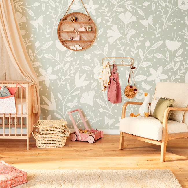 Papier peint vert de gris motif fleurs et papillons, chambre d'enfant thème campagne