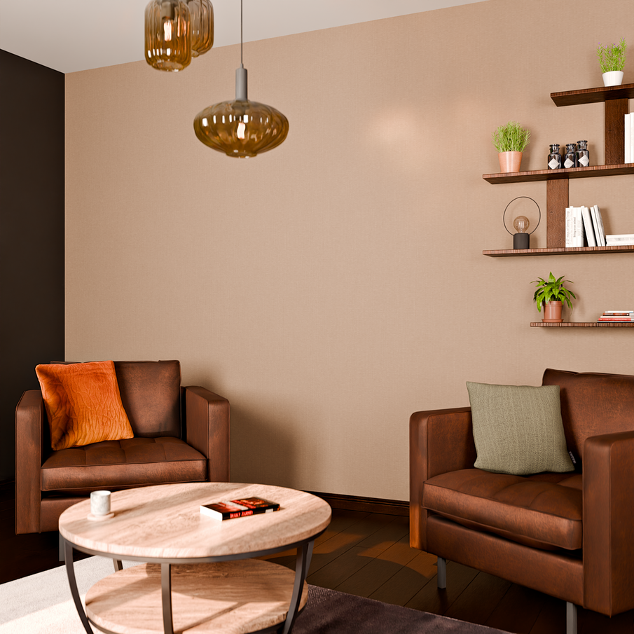 Fauteuils cuir brun dans un salon couleur beige et bois foncé