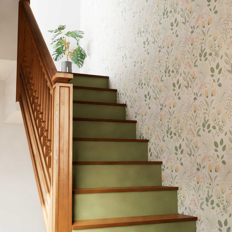 Montée d'escalier peint en vert sauge avec papier peint fleuri au mur