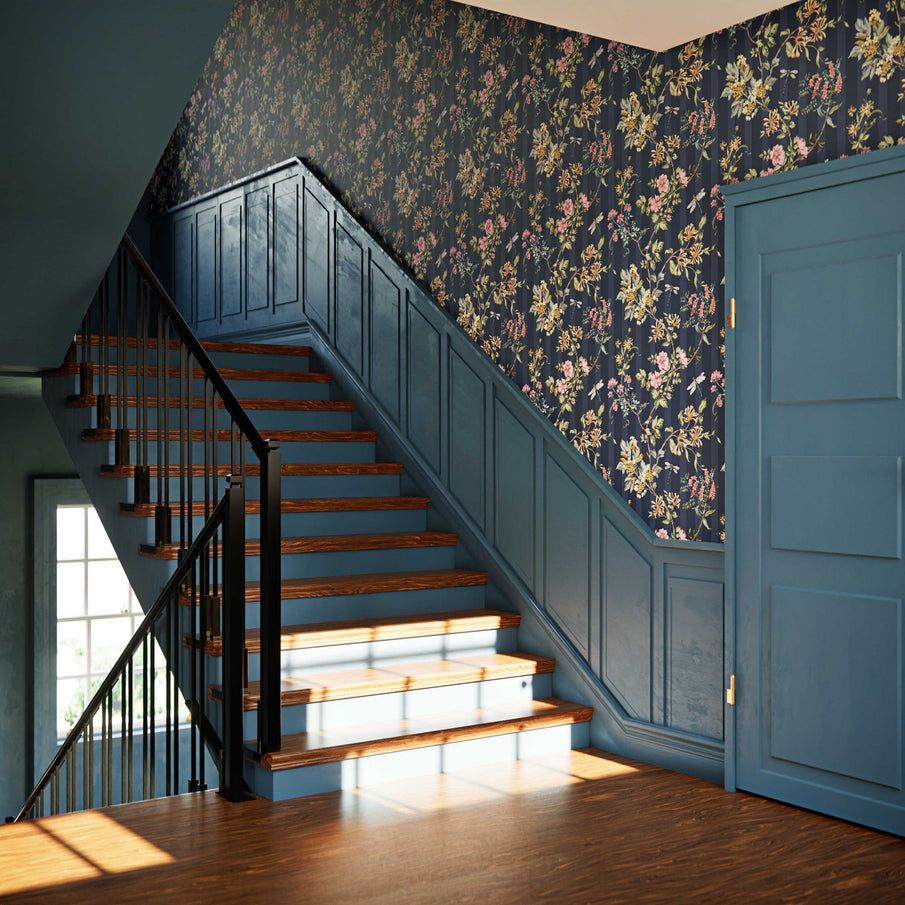 Montée d'escalier peinte en bleu foncé avec soubassement et papier peint fleuri style anglais