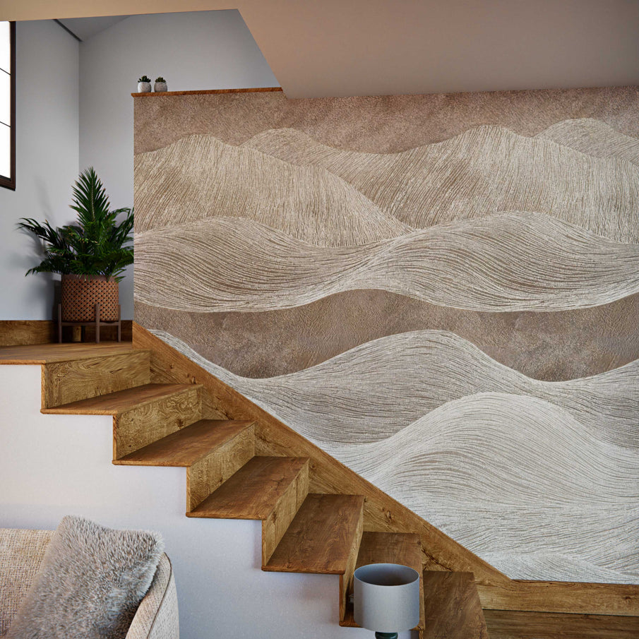 papier peint panoramique abstrait beige au mur dans une montée d'escalier