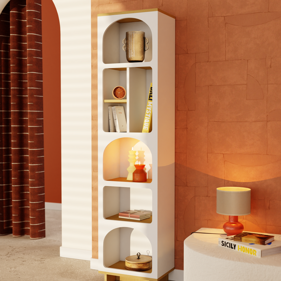 Bibliothèque blanche avec niches dans un coin salon style nomade