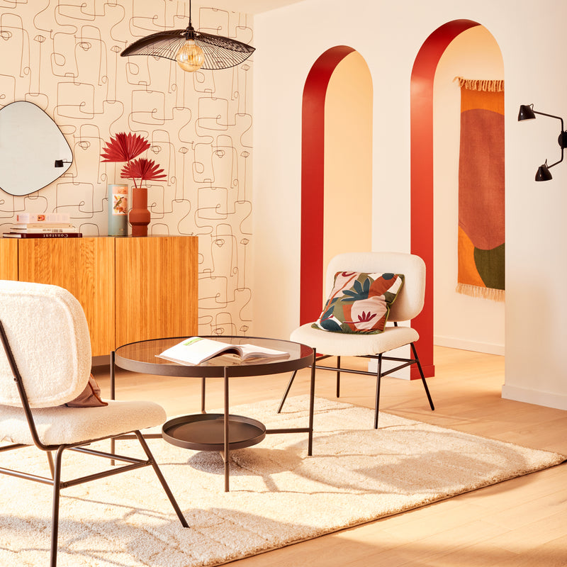 Salon aux tons crème et accents de rouge, avec deux arches donnant sur un couloir