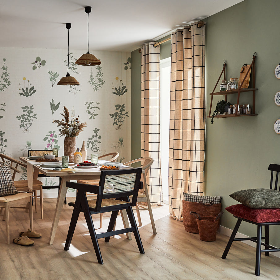 Salle à manger style cottage avec papier peint motif herbier et peinture vert 