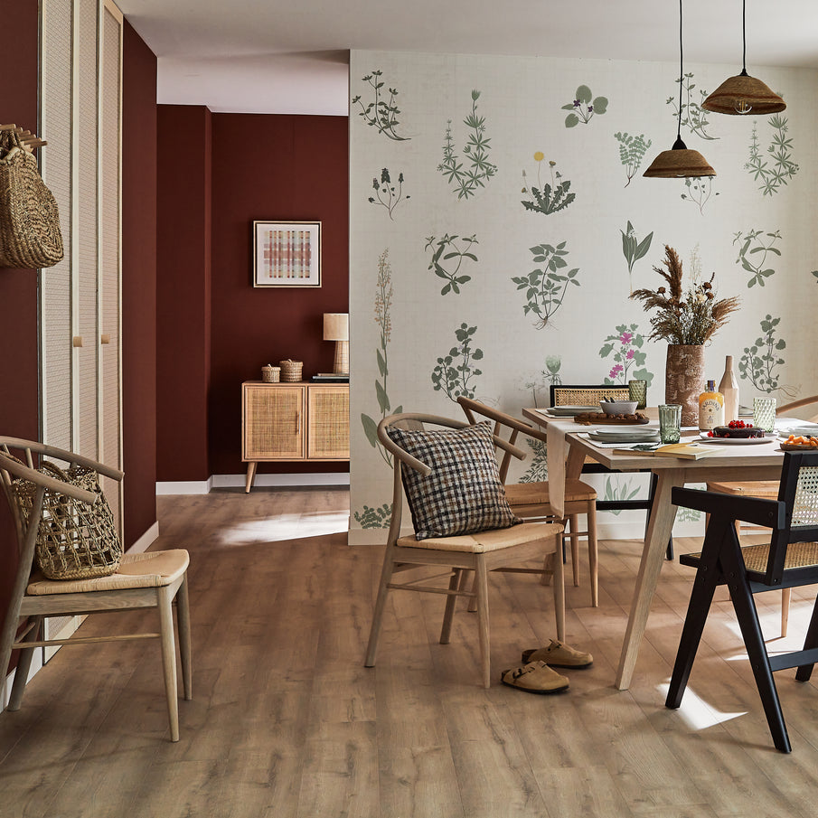 Papier peint herbier et peinture terracotta dans salle à manger avec mobilier en bois