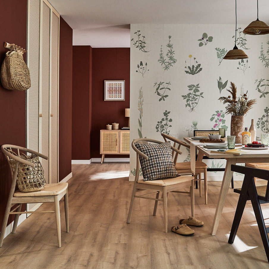 Papier peint herbier et peinture terracotta dans salle à manger avec mobilier en bois