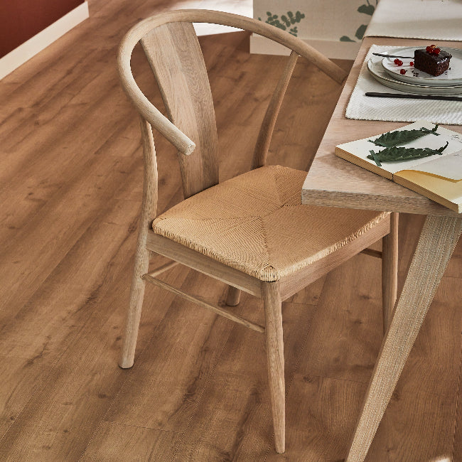 chaise en bois et assise tressée, déco nature, cottagecore