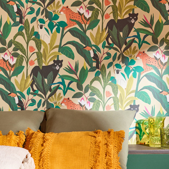 Papier peint motif feuillages et animaux de la jungle posé derrière un lit