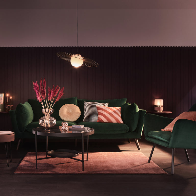 Salon ambiance boudoir et aux couleurs violacées, assises en velours et lumière tamisée