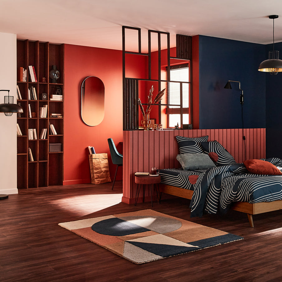 Déco de chambre inspiration années 1960 dans les tons bleu et cognac