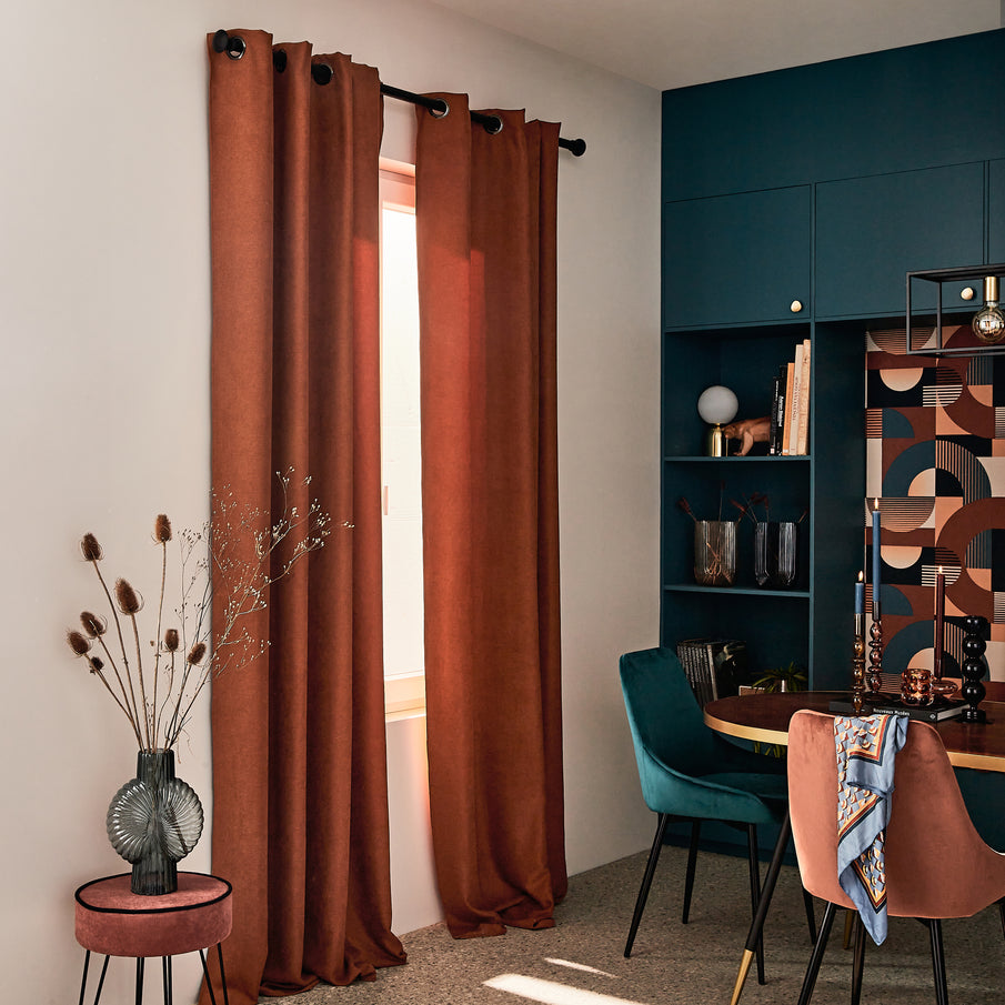 Salle à manger déco années 1960, rideau velours brun aux fenêtres