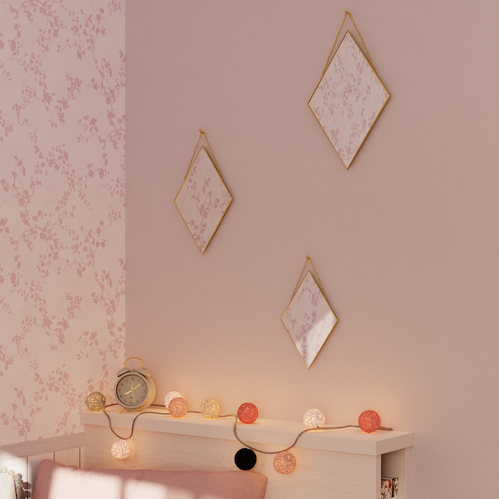 Trois miroirs en losange sur un mur rose