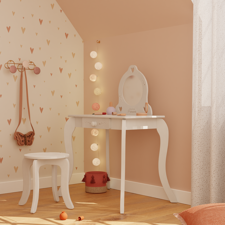 Coiffeuse blanche dans chambre d'enfant aux murs roses et papier peint blanc à cœurs