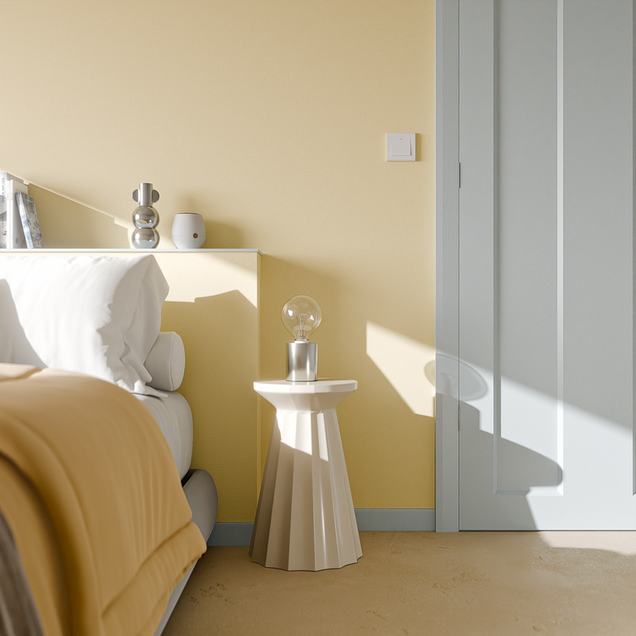 Chambre au mur jaune pastel, avec des touches de bleu ciel et chrome