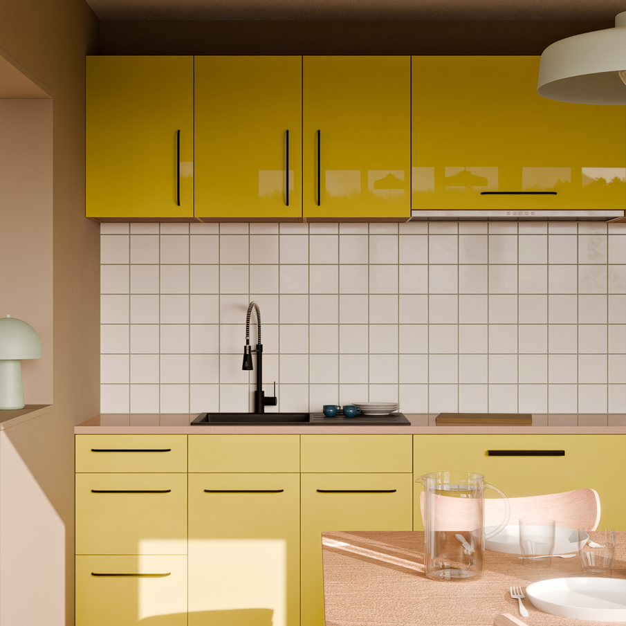 Cuisine jaune soleil avec carrelage blanc et touche de rose pastel