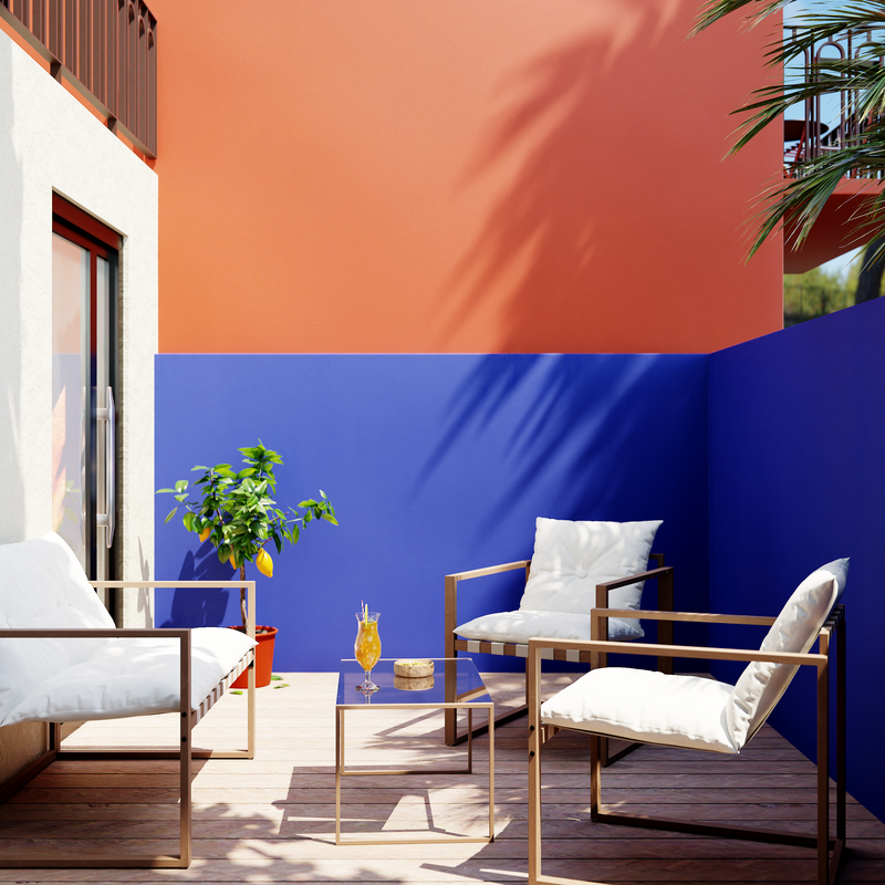 Terrasse blanche avec mur bicolore bleu majorelle et terracotta