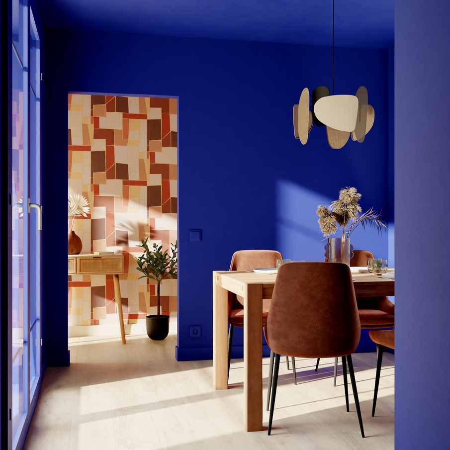 Salle à manger en total look bleu majorelle avec touches de brun et vue sur couloir 