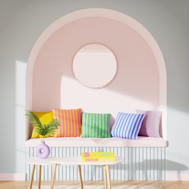 Coussins rayés multicolores sur une banquette dans un renfoncement