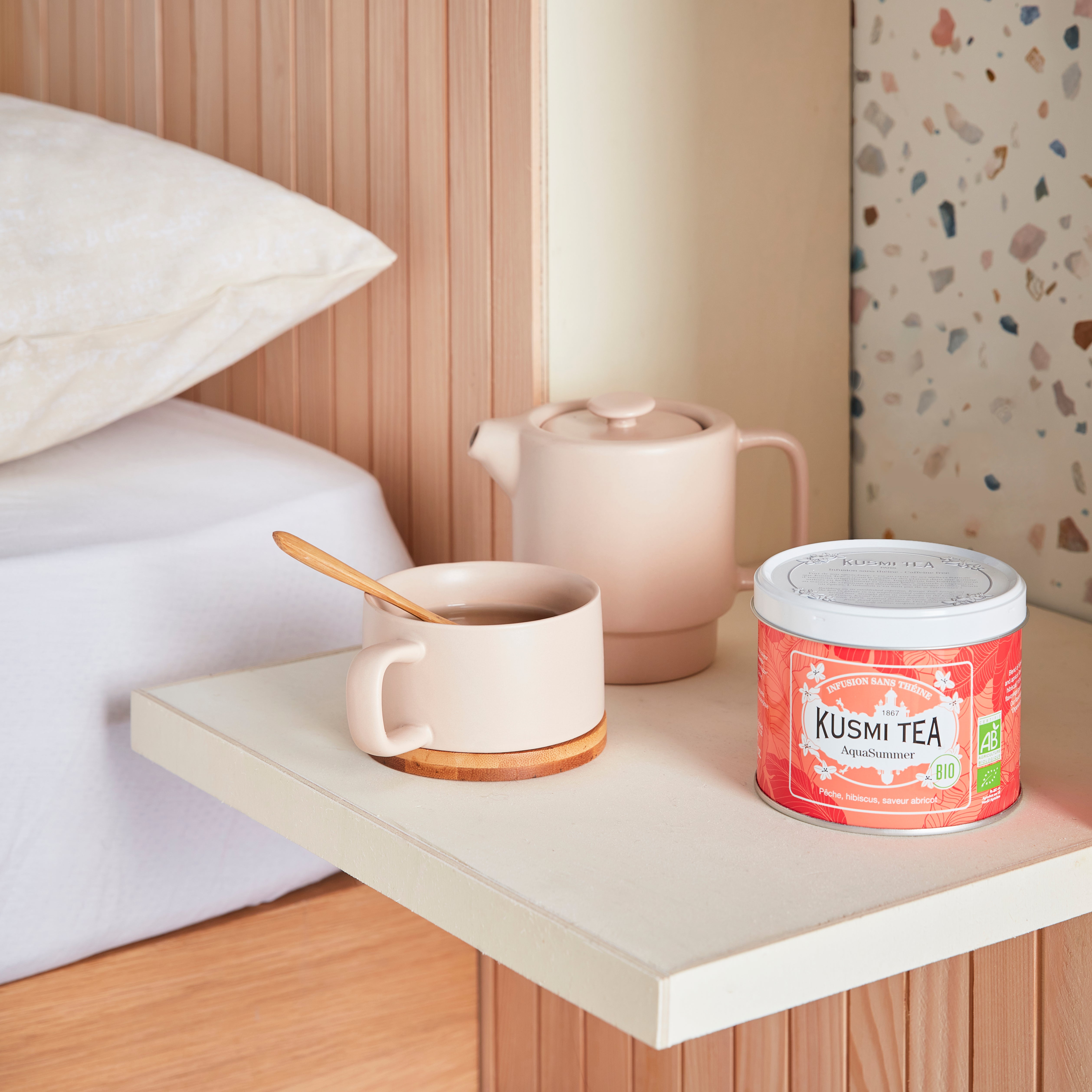 Tasse et théière posées sur une tablette de chevet, boîte de thé Kusmi Tea AquaSummer