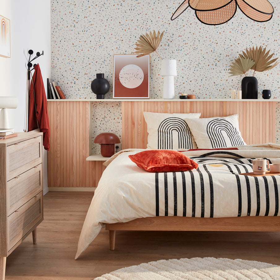 Papier peint terrazzo dans chambre à coucher en bois, linge de lit blanc avec motif arche