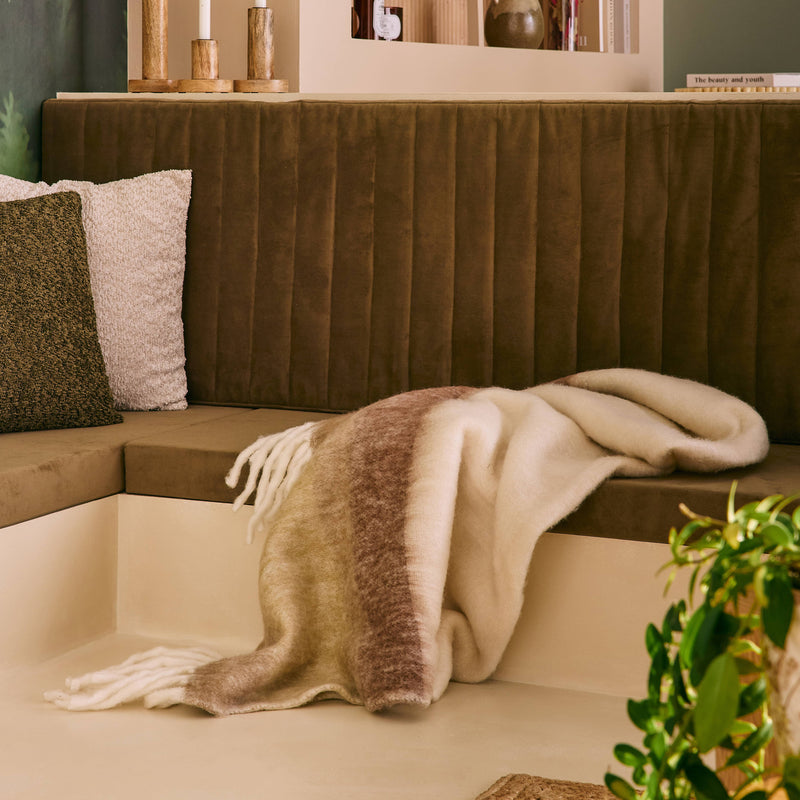 Banquette en velours vert et plaid doux blanc et vert