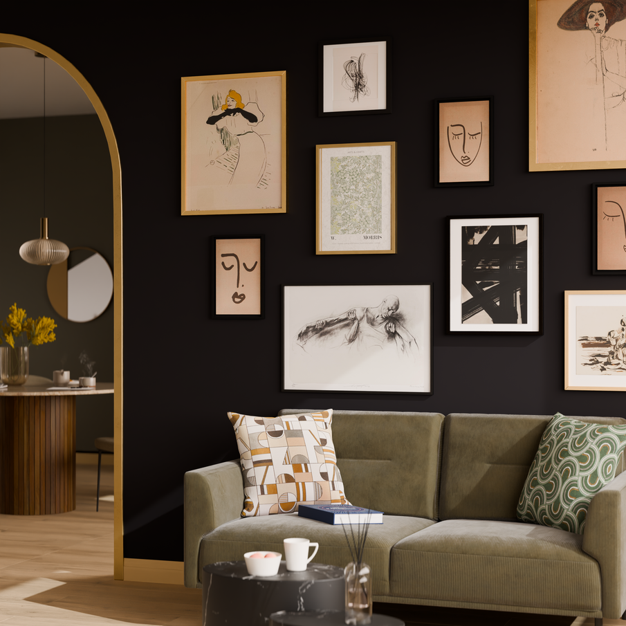 Cadres claires en accumulation aléatoire sur mur noir dans salon chic