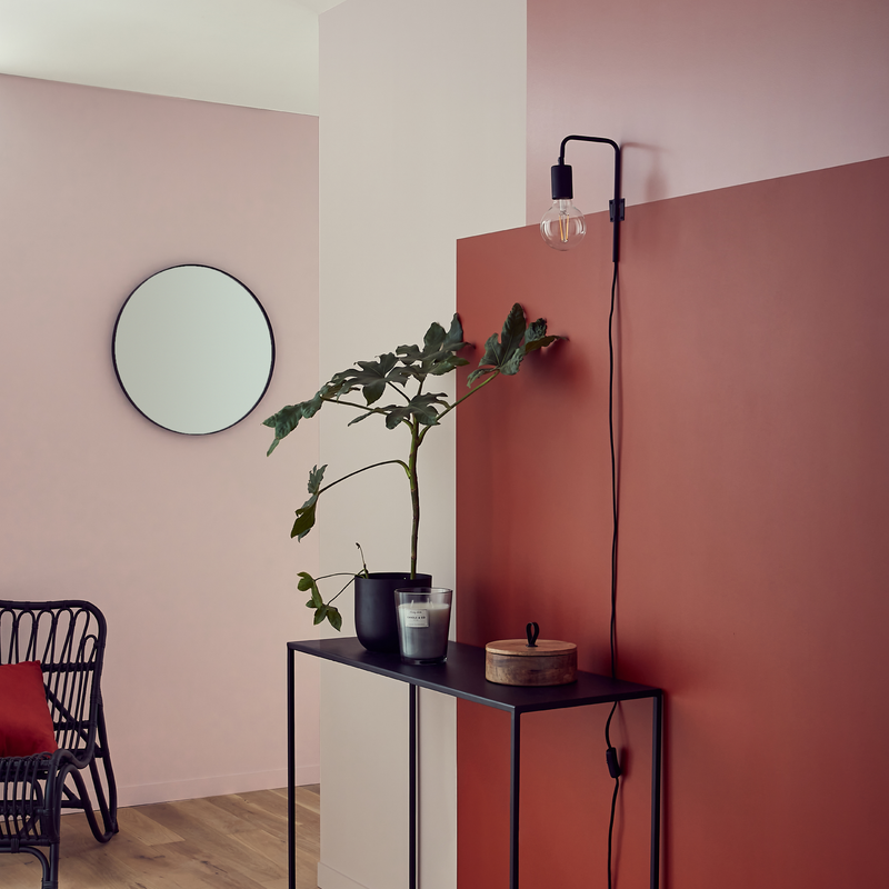 Mur de l'entrée peint en terracotta et rose poudré