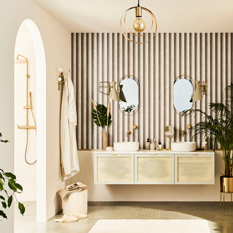 Salle de bain chic avec papier peint effet marbre dans les tons clairs 