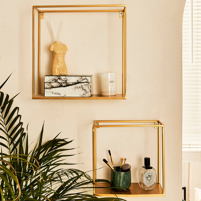 deux étagères murales cubiques couleur doré