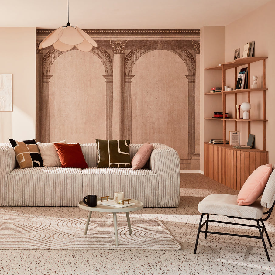 Salon beige style antique avec papier peint à motif colonne grecque