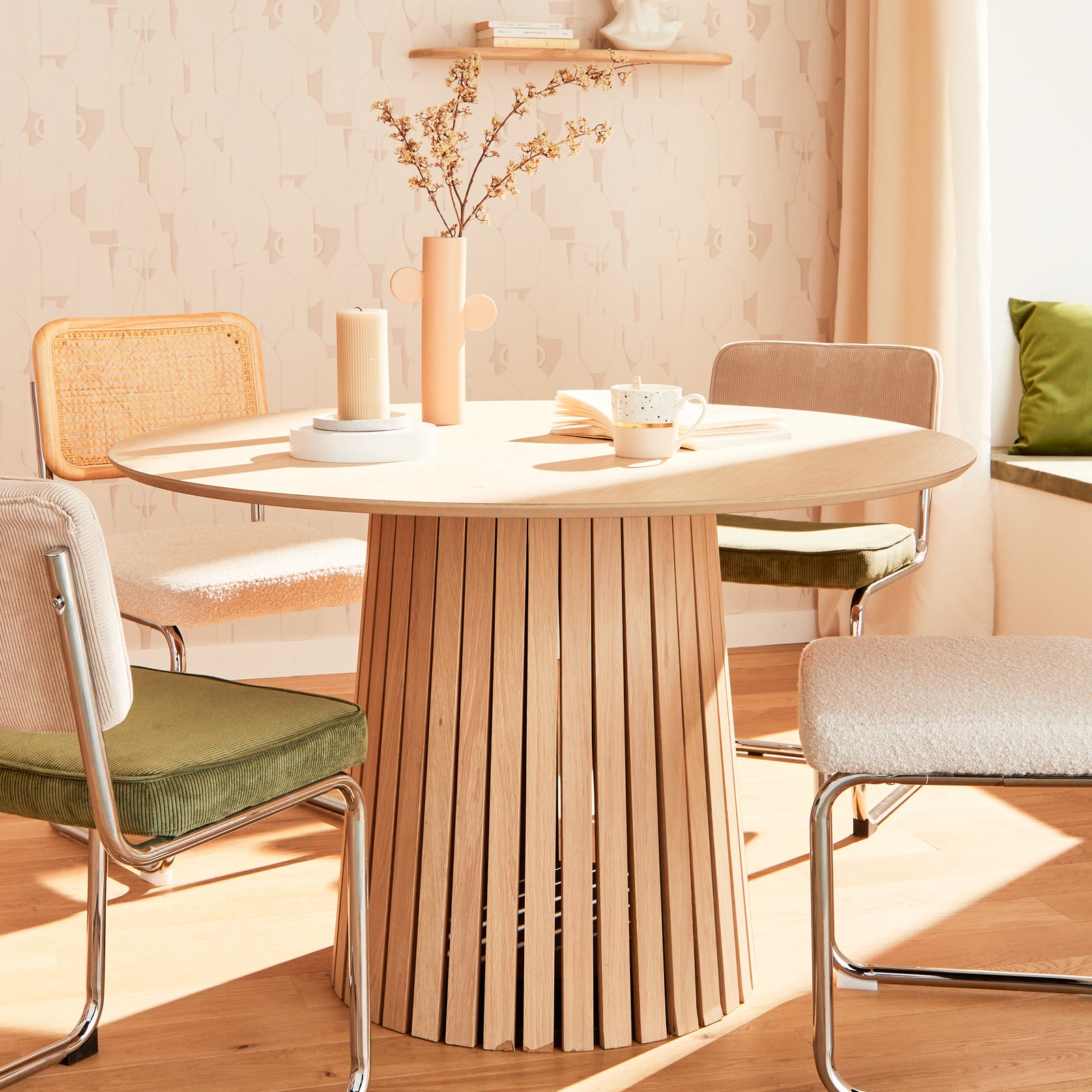 Table ronde en bois clair avec chaises en velours et chrome en vert clair et beige