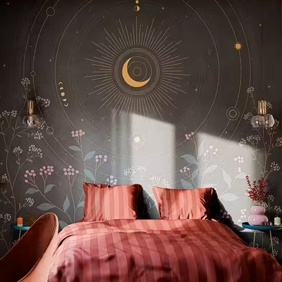 Chambre à coucher avec papier peint nuit mystique aux tons noirs et avec touches rouges