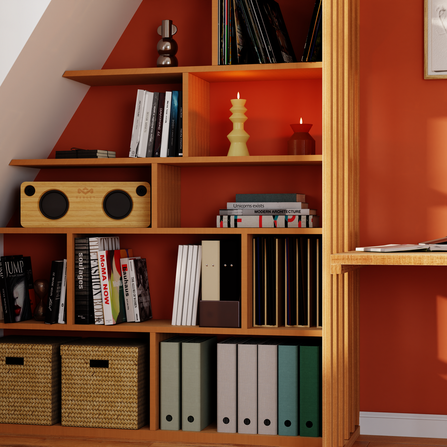 Étagère murale en bois avec livres, rangements et déco devant mur orangé