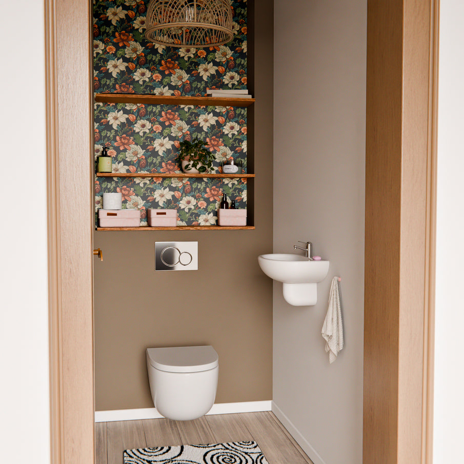 Toilettes avec papier peint fleuri