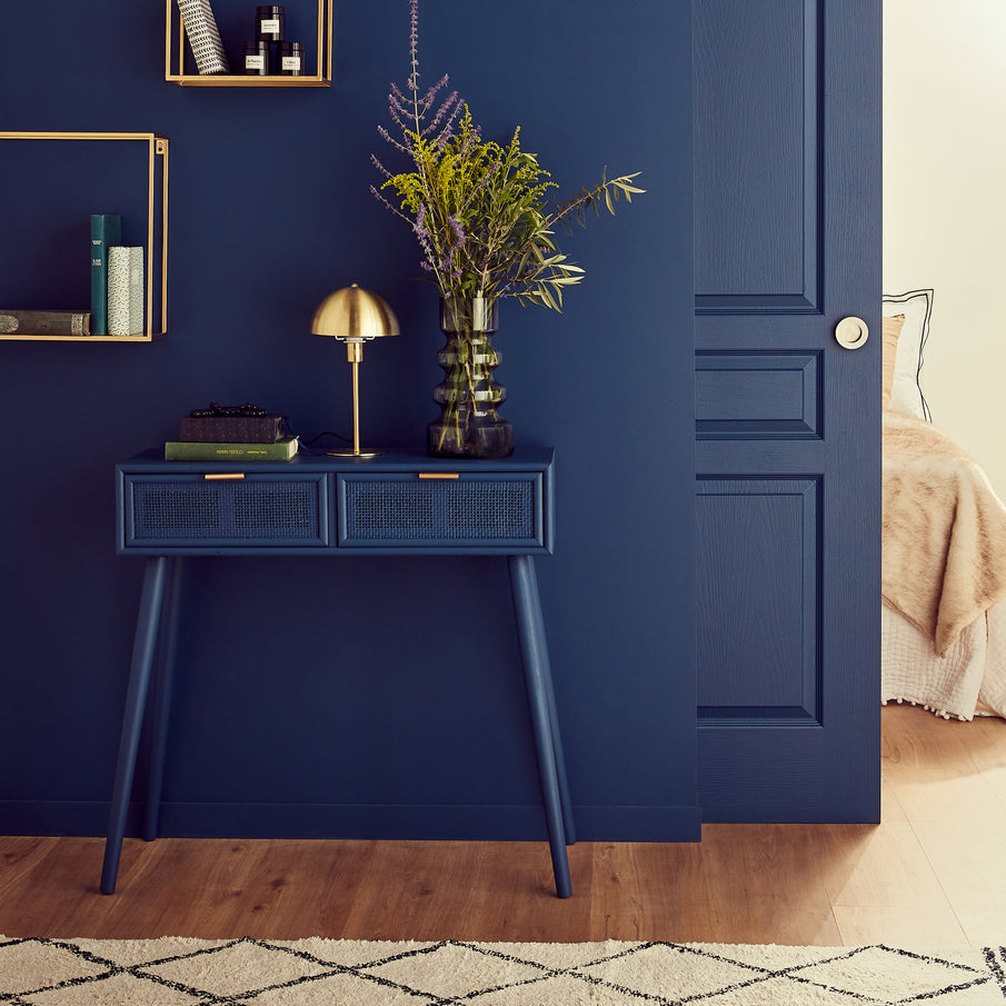 Mur, porte et console peints en bleu minuit
