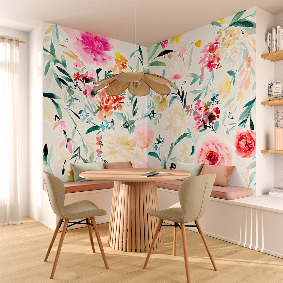 Papier peint pastel à motif floral dans salle à manger claire