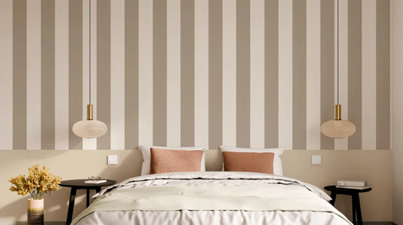 Papier peint à rayures beige en tête de lit dans une chambre à coucher