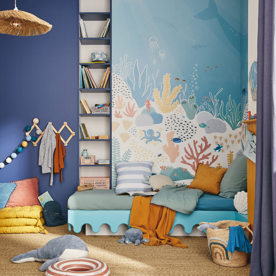 Chambre enfant thème océan avec coin lit et papier peint motif coraux