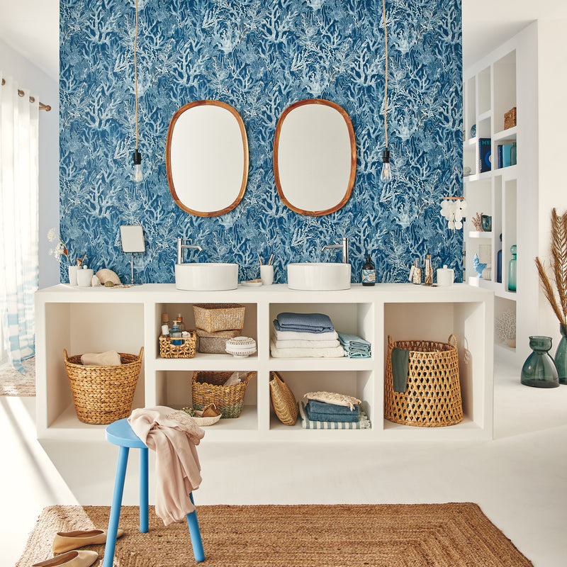 Salle de bain blanche style aquatique avec papier peint bleu à motif coraux 