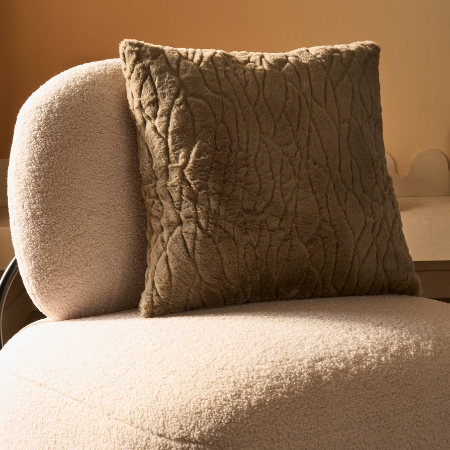 Zoom fauteuil tissu bouclette blanc et coussin fausse fourrure gris