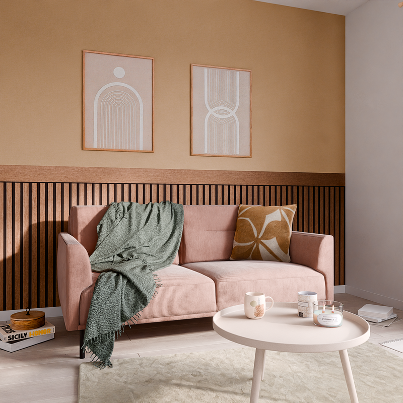 Papier peint soubassement effet tasseaux de bois dans un salon couleur beige et taupe