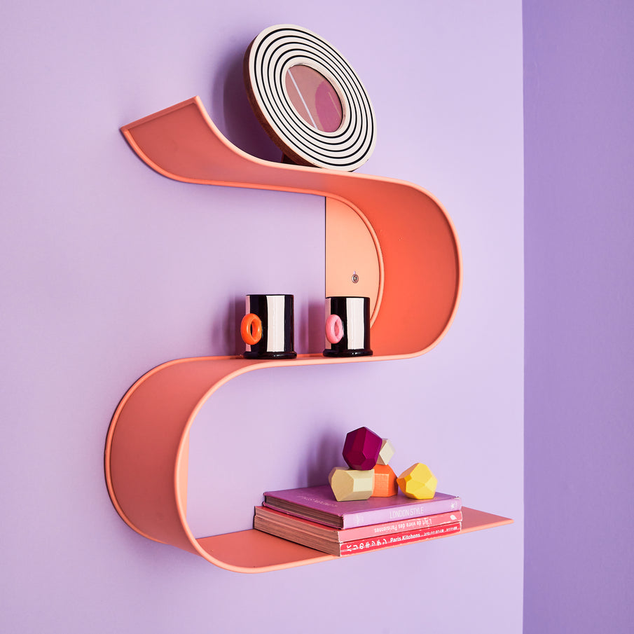 Étagère métallique orange en S accroché un mur lilas