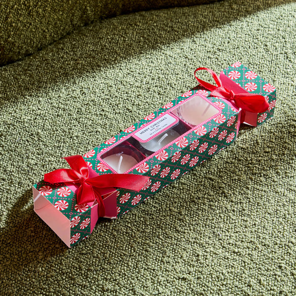 Lot de trois bougies Merry Christmas au packaging ludique en forme de bonbon crackers rouge et vert