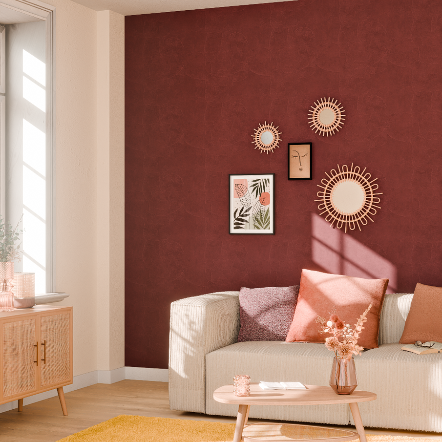 Déco salon style romantique, papier peint couleur lie de vin, rouge foncé