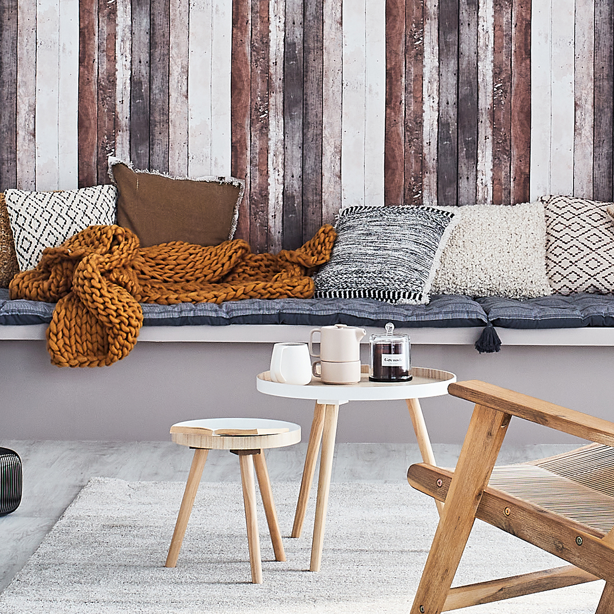 Intérieur style chalet, papier peint imitation bois, coussins et plaid chauds