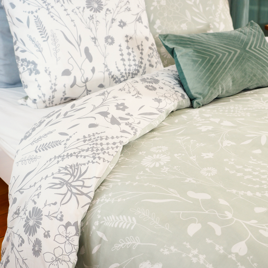 Décor de lit avec linge de lit reversible à motif floral