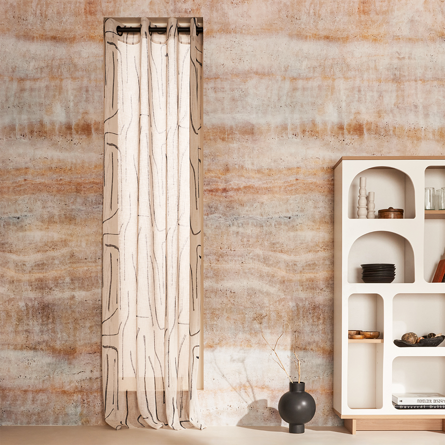 Rideau motif signes abstrait avec bibliothèque devant papier peint effet matière naturelle