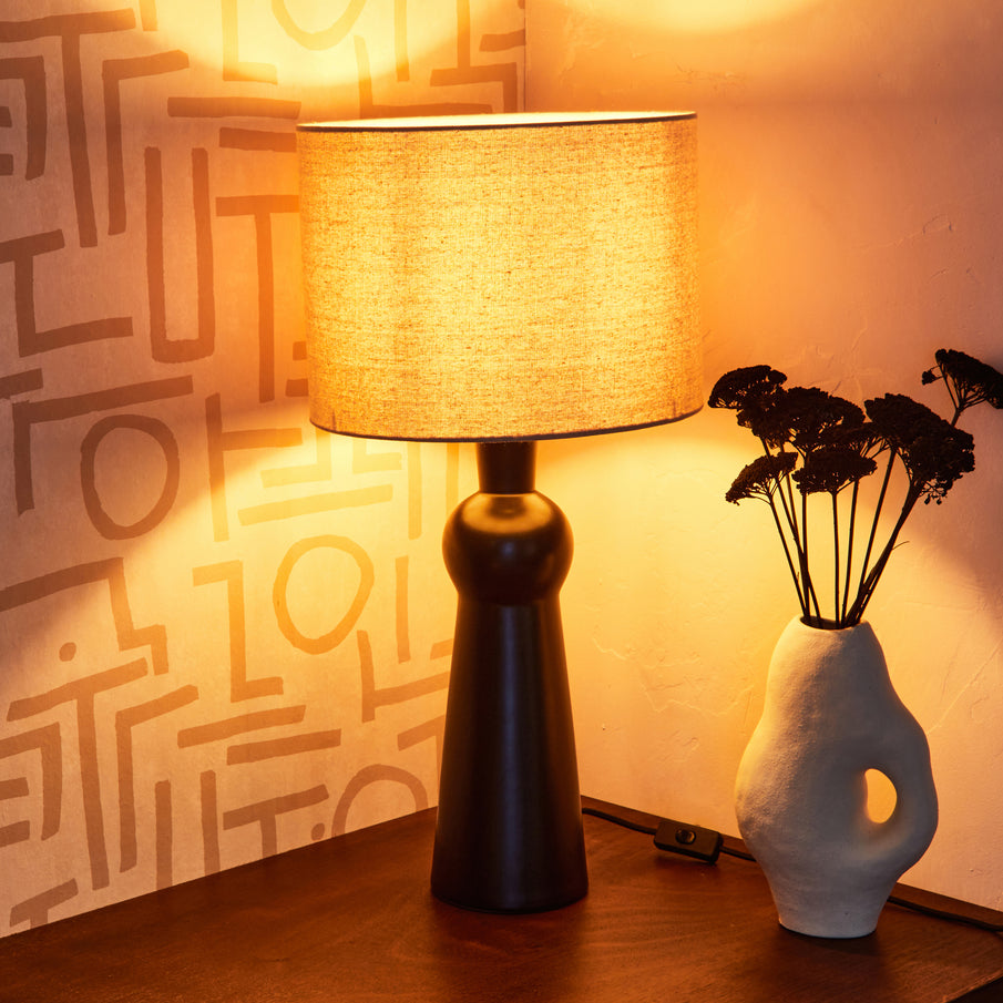 Lampe à poser noire allumée